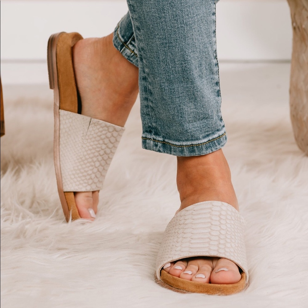 Snake print slides, size 6